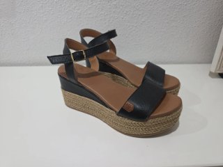 Sandalias Popa negras y marrones