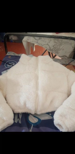 Casaca blanca peluda