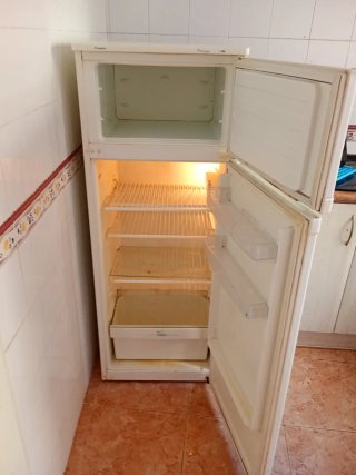 Nevera blanca con congelador
