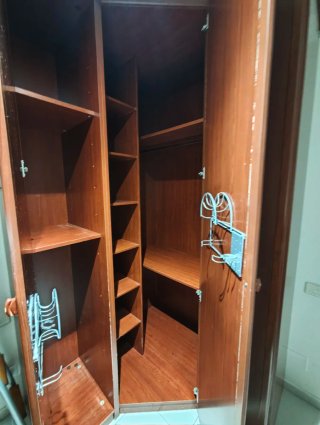 Armario grande de madera.