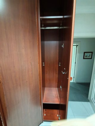 Armario grande de madera.