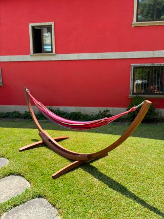 Hamaca de madera multicolor