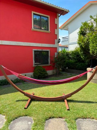 Hamaca de madera multicolor
