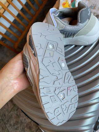 Zapatillas deportivas grises y blancas