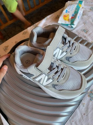Zapatillas deportivas grises y blancas