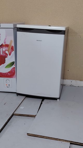 Congelador Cecotec pequeño blanco