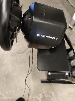 Volante Thrustmaster PS4/PS5/PC + Soporte
