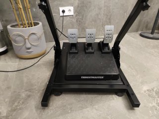 Volante Thrustmaster PS4/PS5/PC + Soporte