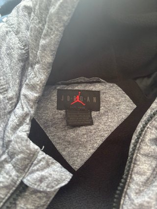 Chaqueta Jordan Gris con Logo