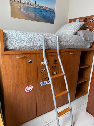 Cama alta con armario y escalera