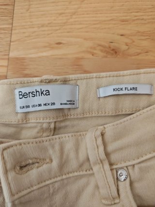 Pantalón vaquero crop flare beige