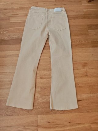 Pantalón vaquero crop flare beige