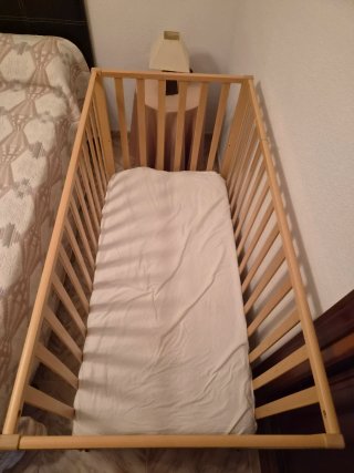 Cuna de madera con colchón