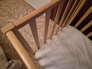 Cuna de madera con colchón