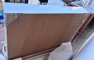 Mueble de baño con espejo y luces.