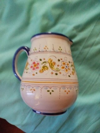 Jarra de cerámica decorada