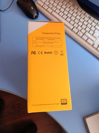 Proyector LED Blanco y Amarillo y pantalla tela