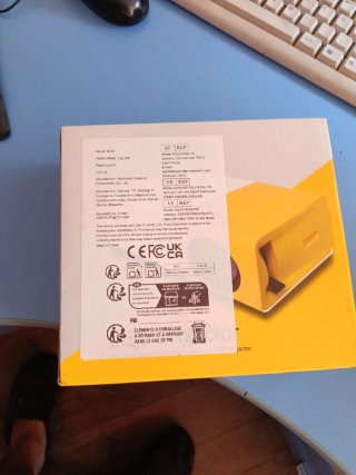 Proyector LED Blanco y Amarillo y pantalla tela