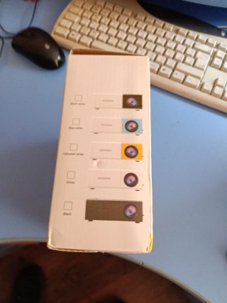 Proyector LED Blanco y Amarillo y pantalla tela