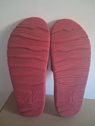 Chanclas Jordan Rojas y Negras