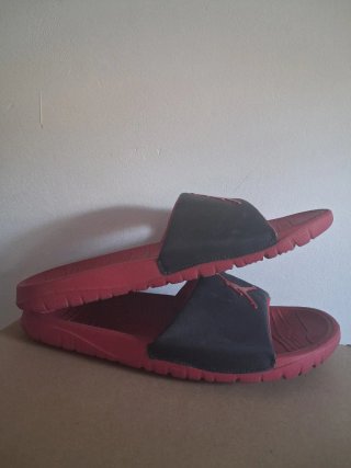 Chanclas Jordan Rojas y Negras