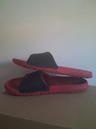 Chanclas Jordan Rojas y Negras