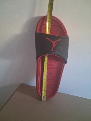Chanclas Jordan Rojas y Negras