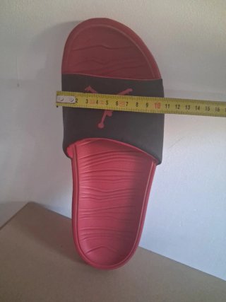 Chanclas Jordan Rojas y Negras