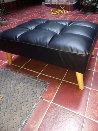 Nuevo-Puff negro patas madera