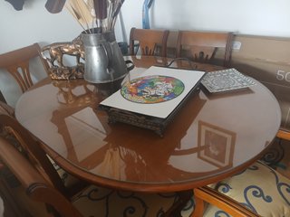 Mesa ovalada de madera con 6 sillas