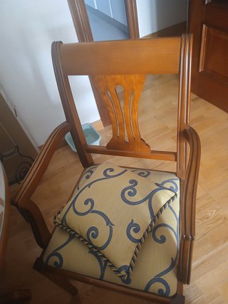 Mesa ovalada de madera con 6 sillas