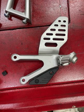 Yamaha R6 Reposapiés y Mandos Cada pieza 60€