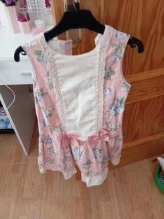 Vestido rosa floral con encaje