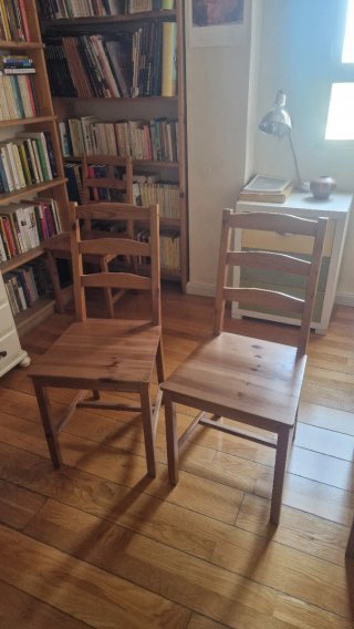 Sillas de madera estilo rústico.