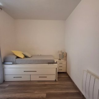 Habitación juvenil: armario, cama nido y mesita
