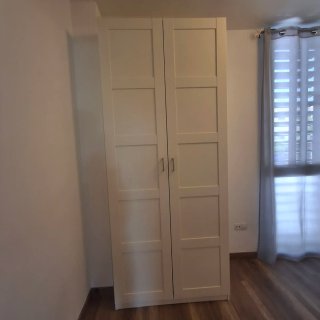 Habitación juvenil: armario, cama nido y mesita