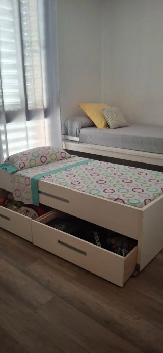 Habitación juvenil: armario, cama nido y mesita