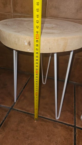 Taburetes de madera y metal