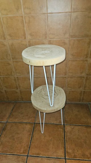 Taburetes de madera y metal