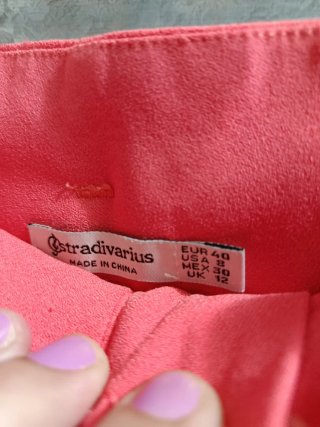 Pantalón coral Stradivarius con cinturón
