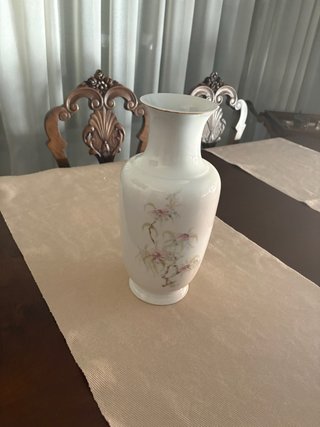 Jarrón de porcelana con flores