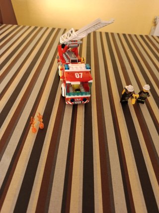 Camión de bomberos LEGO con figuras