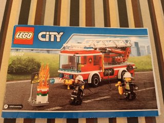 Camión de bomberos LEGO con figuras