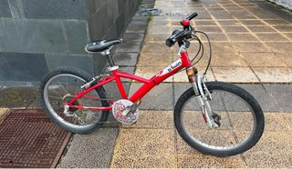 Bici infantil roja con uso
