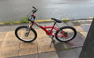 Bici infantil roja con uso