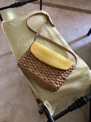 Bolso Parfois tejido marrón y amarillo