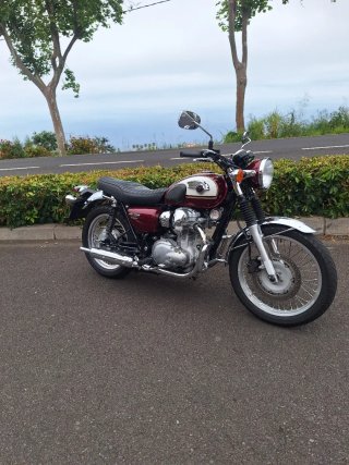 Kawasaki W800 Roja y Blanca