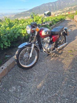 Kawasaki W800 Roja y Blanca