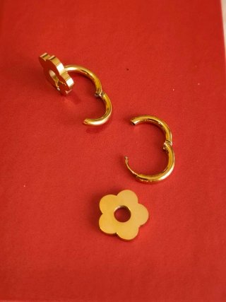 Orecchini acciaio inox a forma di fiore dorati