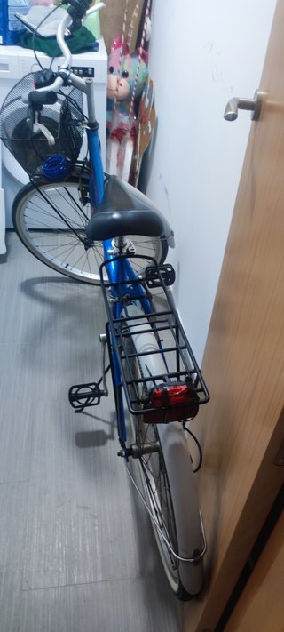 Bicicleta de ciudad azul con cesta